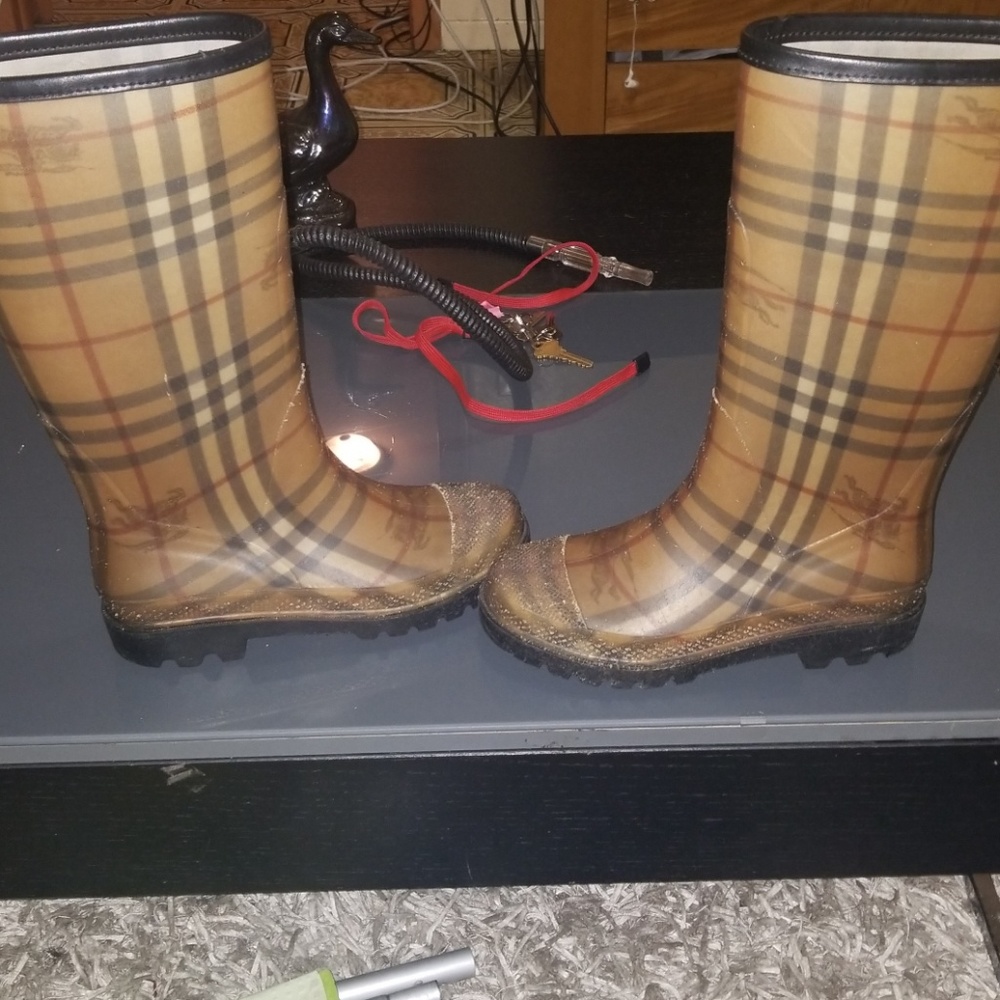 Burberry's - Picture 2 of 4